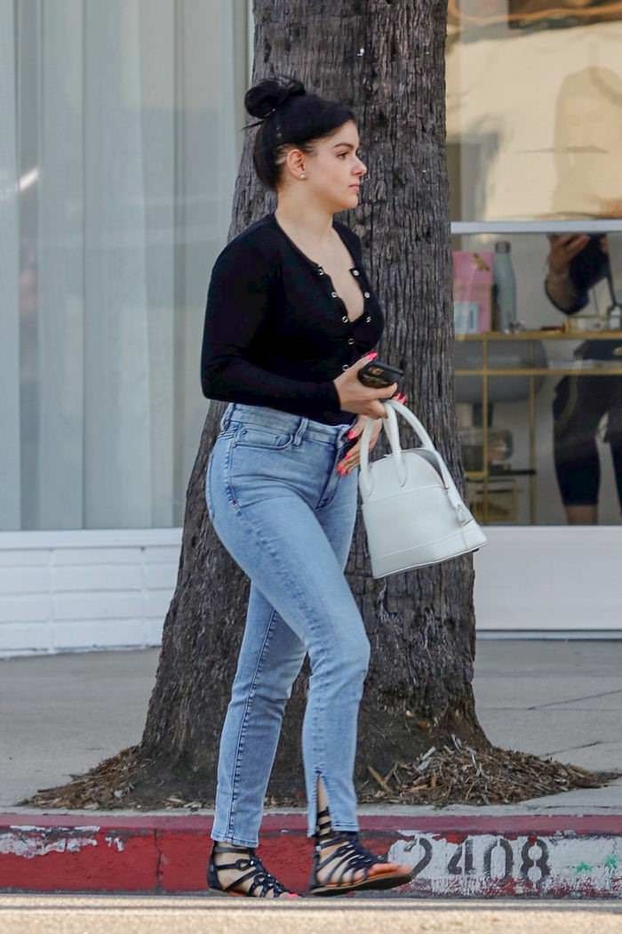 ariel winter showing her curves in a form fitting black crop top 3
