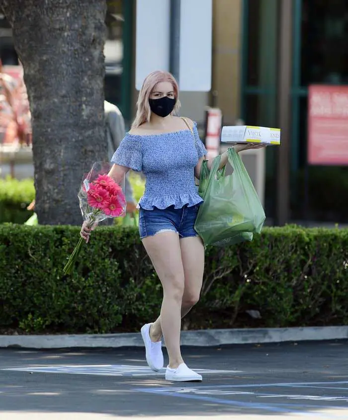 ariel winter shows off her new pinkish hair while carrying a cake and flowers 1