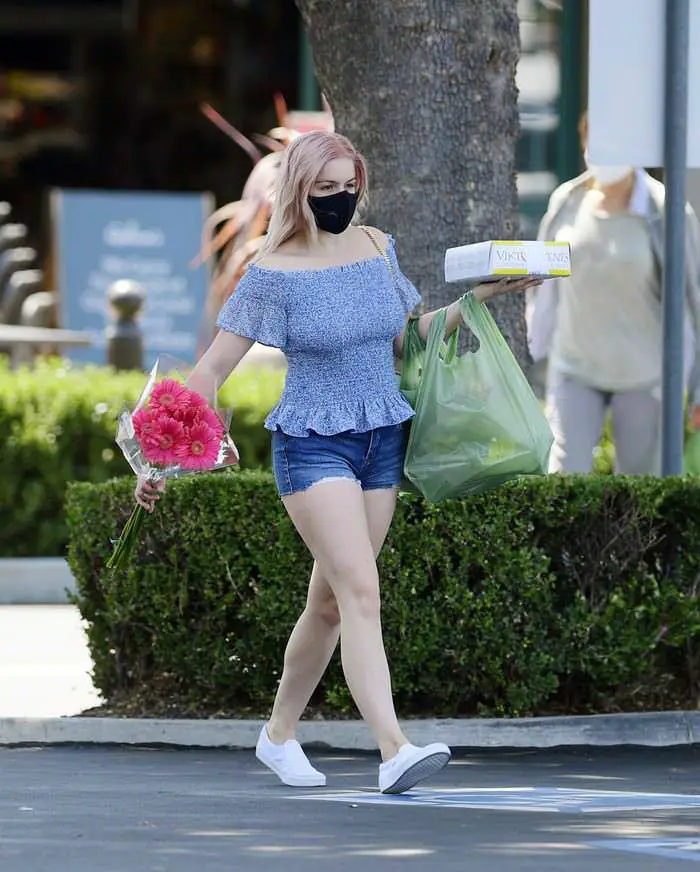 ariel winter shows off her new pinkish hair while carrying a cake and flowers 4