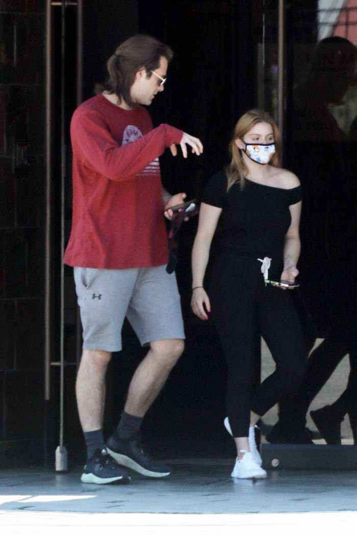 ariel winter stepped out for an errands run with bf 3
