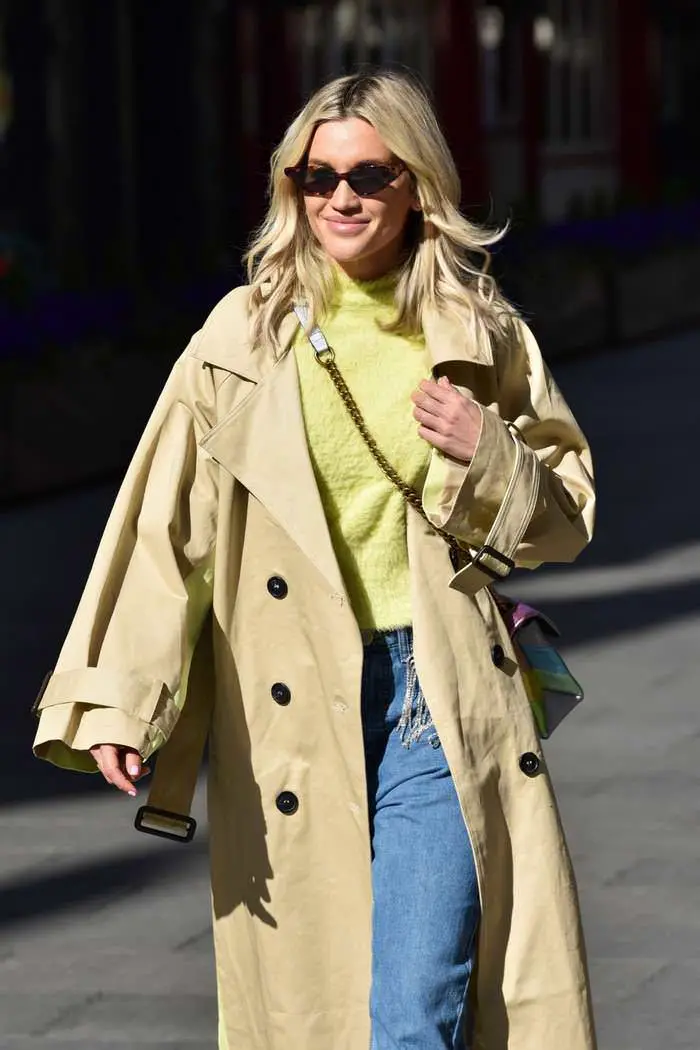 ashley roberts is effortlessly chic in jeans and fluffy top 3