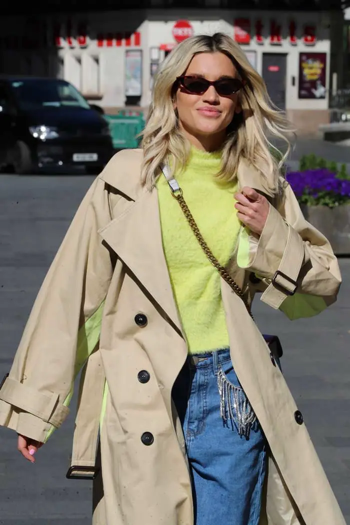 ashley roberts is effortlessly chic in jeans and fluffy top 4