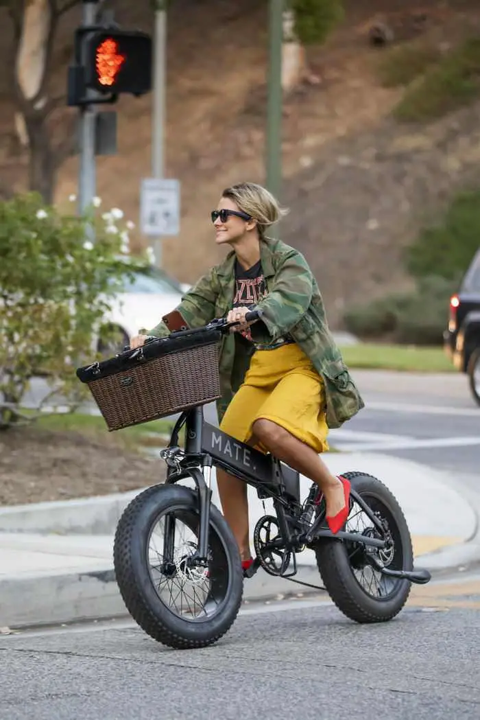 brittany furlan and tommy lee ride electric bikes through los angeles 2