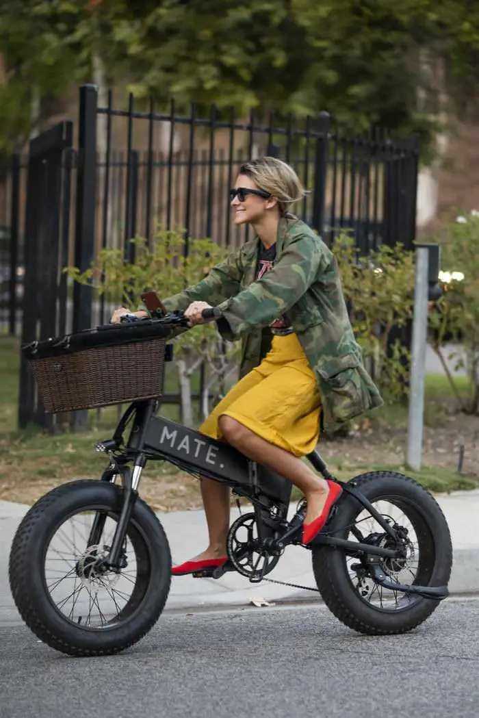 brittany furlan and tommy lee ride electric bikes through los angeles 3