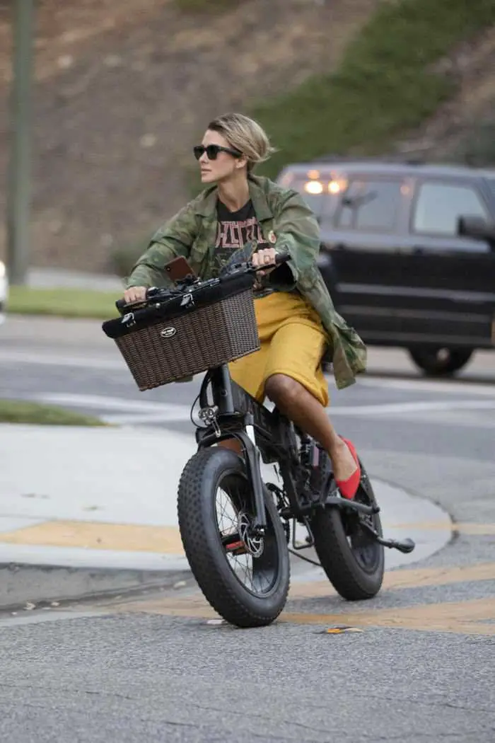 brittany furlan and tommy lee ride electric bikes through los angeles 4