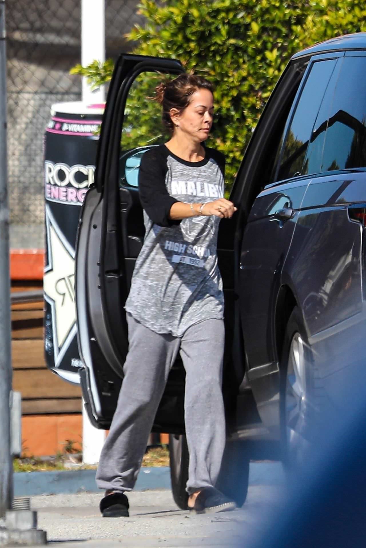 brooke burke unrecognizable at a gas station in santa monica 1