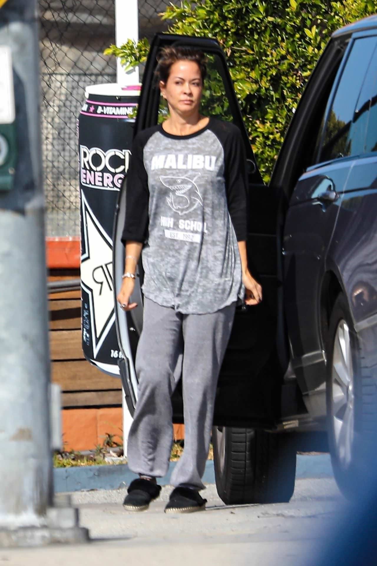 brooke burke unrecognizable at a gas station in santa monica 2