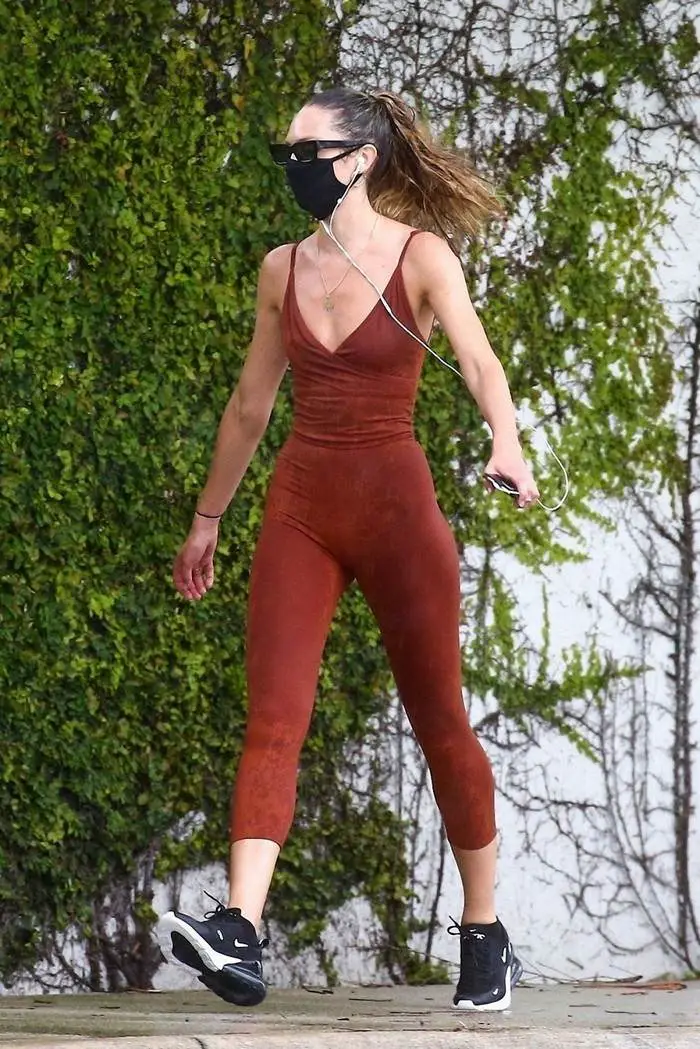 candice swanepoel in skintight workout gear in miami 4
