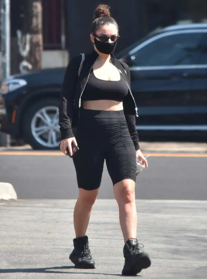 charli xcx flashes her toned midriff in a sports outfit as she leaves la gym 1