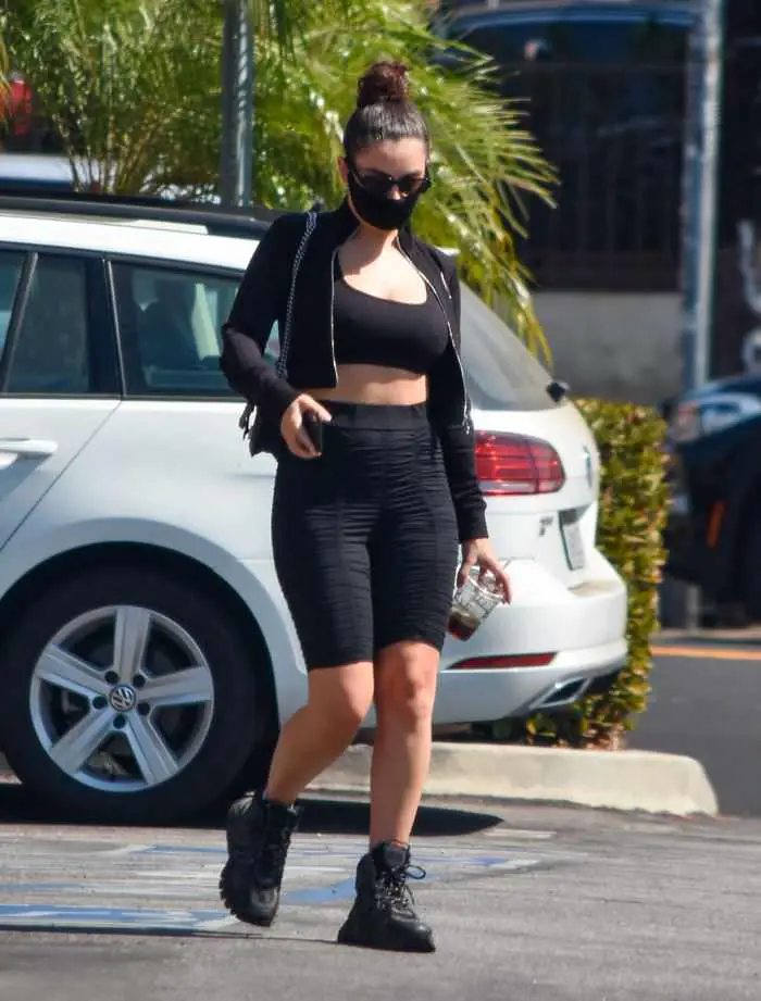 charli xcx flashes her toned midriff in a sports outfit as she leaves la gym 2