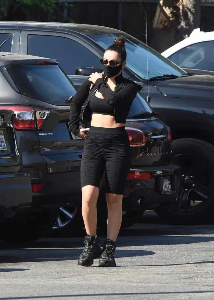 charli xcx flashes her toned midriff in a sports outfit as she leaves la gym 3