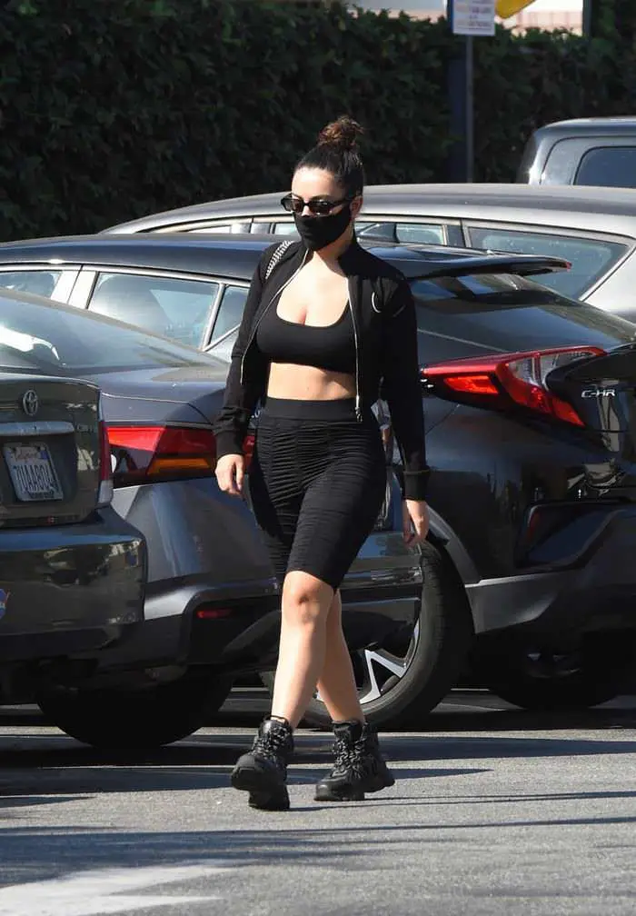 charli xcx flashes her toned midriff in a sports outfit as she leaves la gym 4