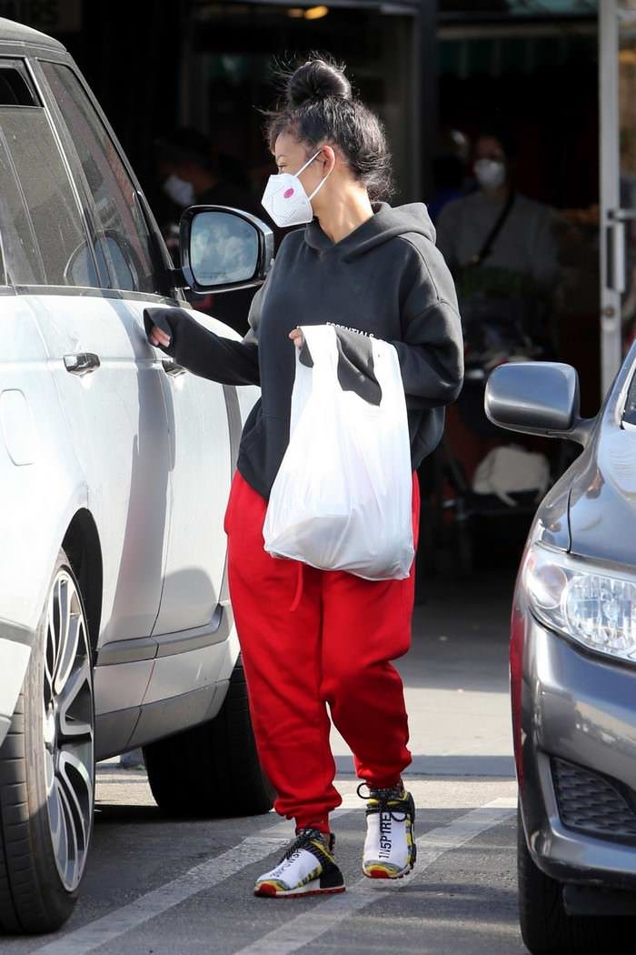 christina milian shopping at the farmer s market in la 2