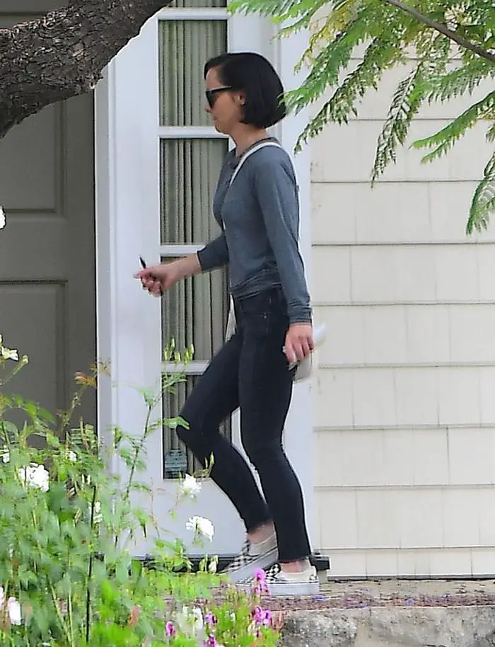 christina ricci at a friends house without her wedding ring 1