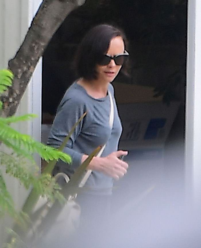 christina ricci at a friends house without her wedding ring 2