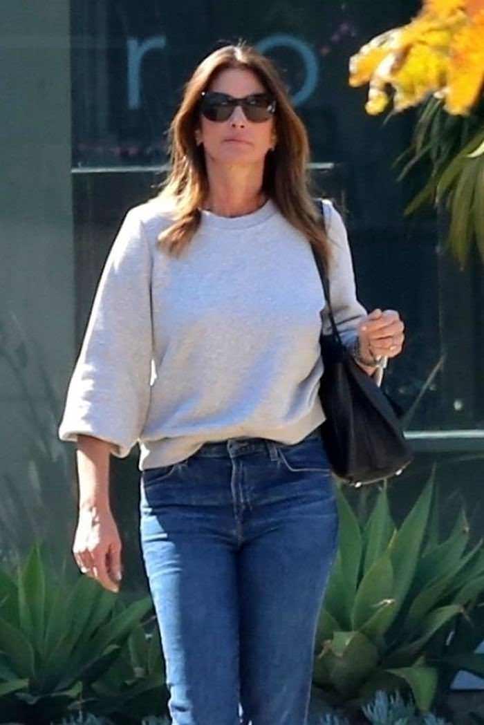 cindy crawford makes a quick visit to her malibu cafe 1