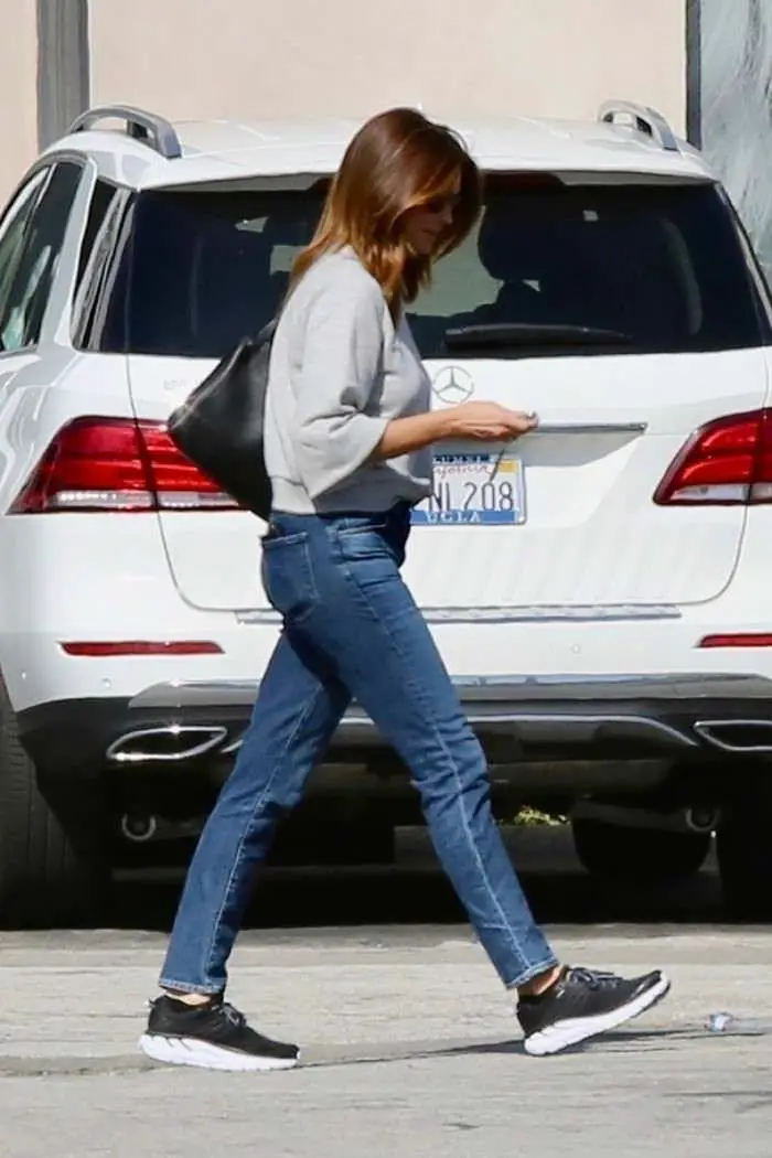 cindy crawford makes a quick visit to her malibu cafe 2