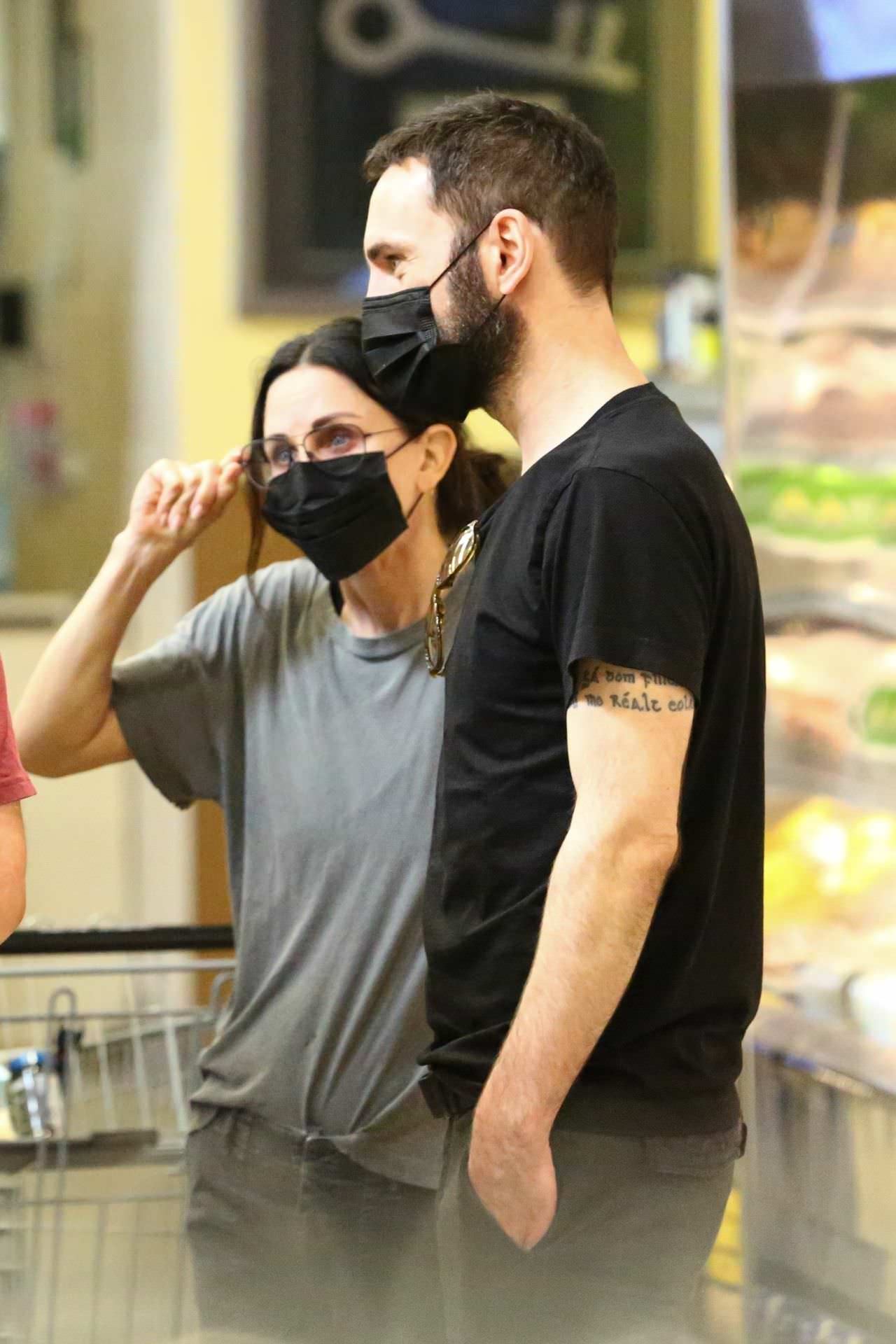 courteney cox and johnny mcdaid in grocery shopping 1