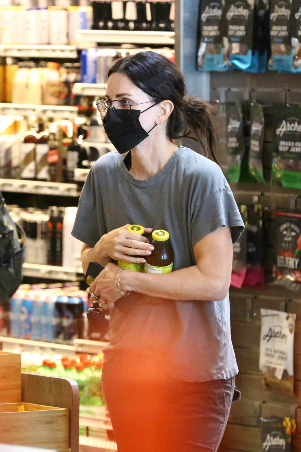 courteney cox and johnny mcdaid in grocery shopping 2