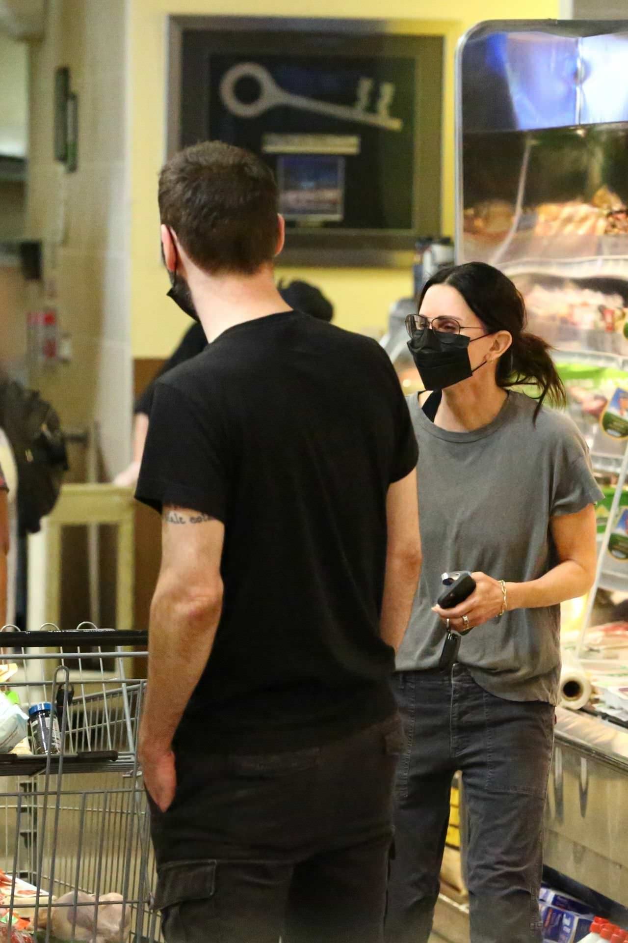 courteney cox and johnny mcdaid in grocery shopping 3