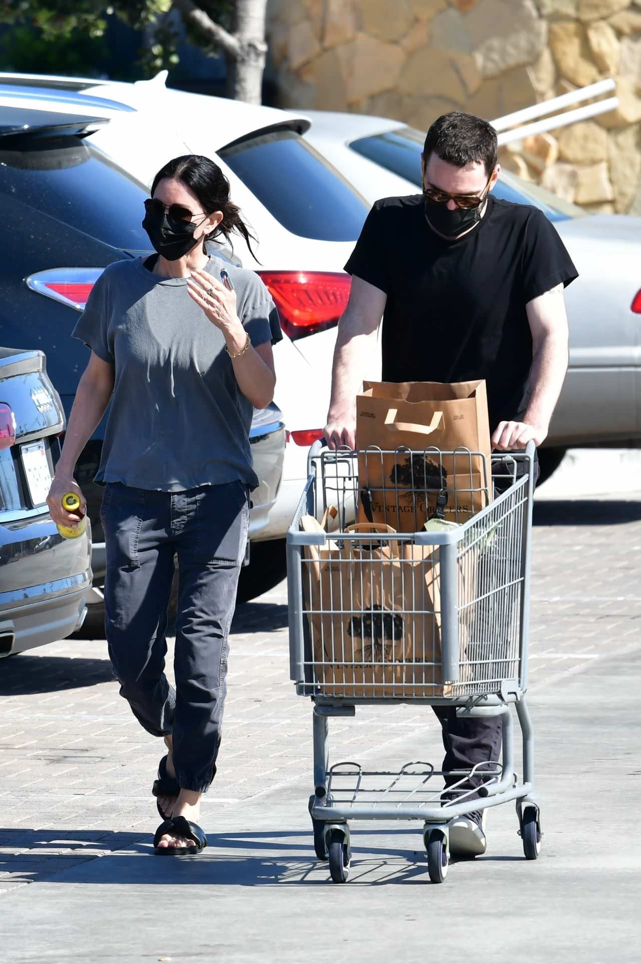 courteney cox and johnny mcdaid in grocery shopping 4