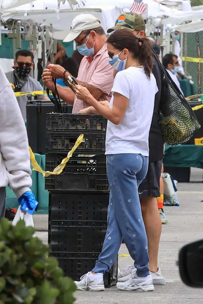 courteney cox wearing a mask while out shopping with bf 1