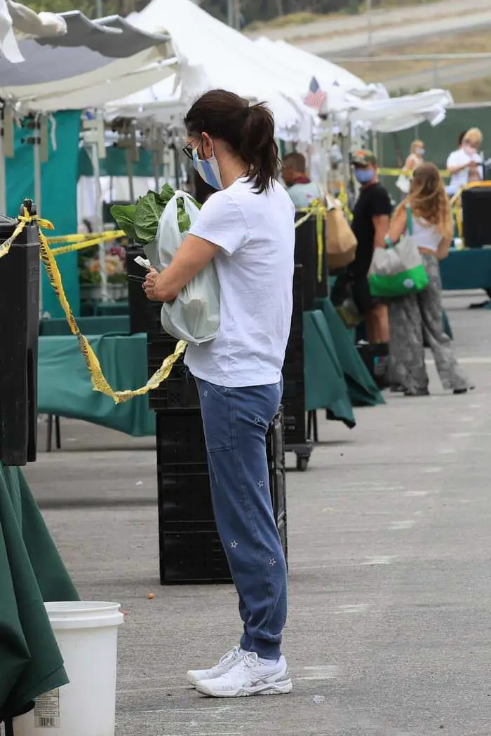 courteney cox wearing a mask while out shopping with bf 2