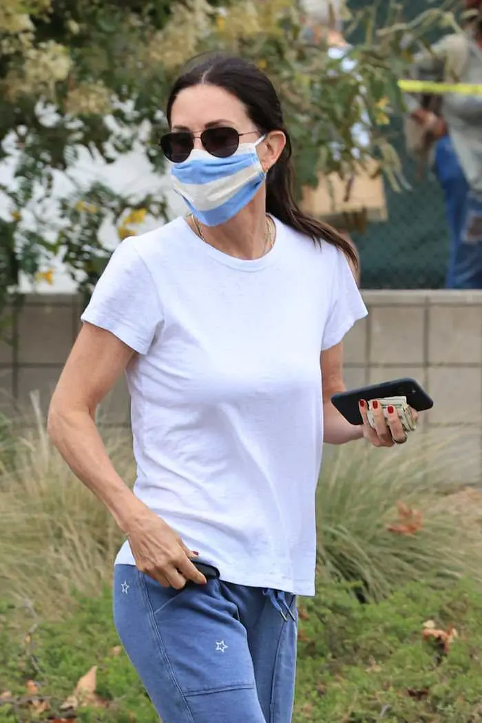 courteney cox wearing a mask while out shopping with bf 3