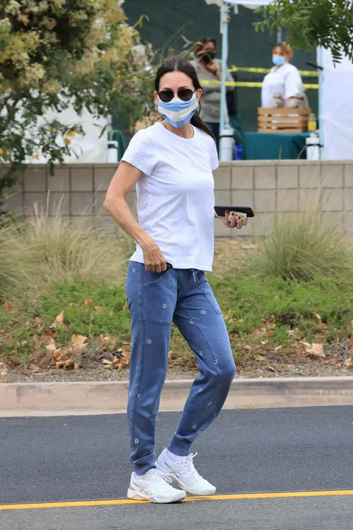 courteney cox wearing a mask while out shopping with bf 4