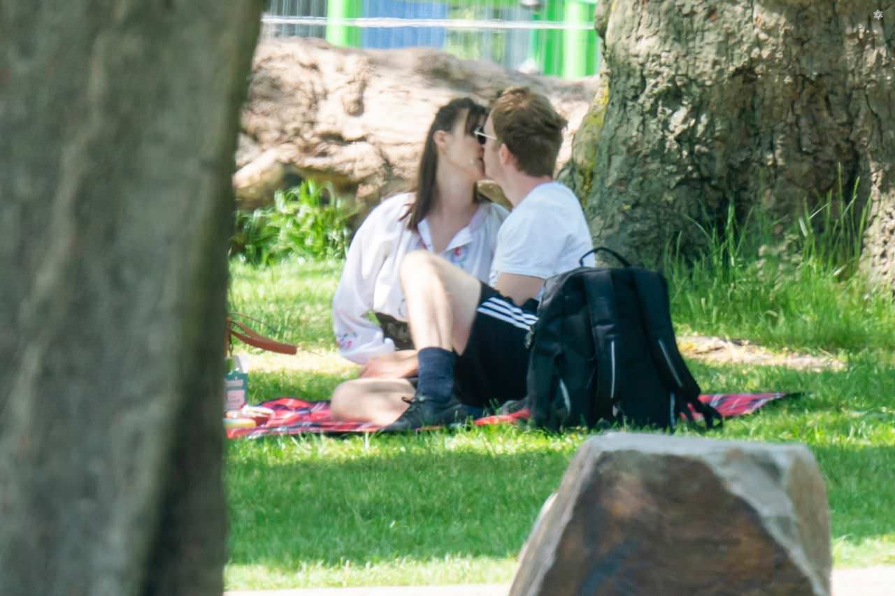 daisy edgar jones in the park with her bf 2