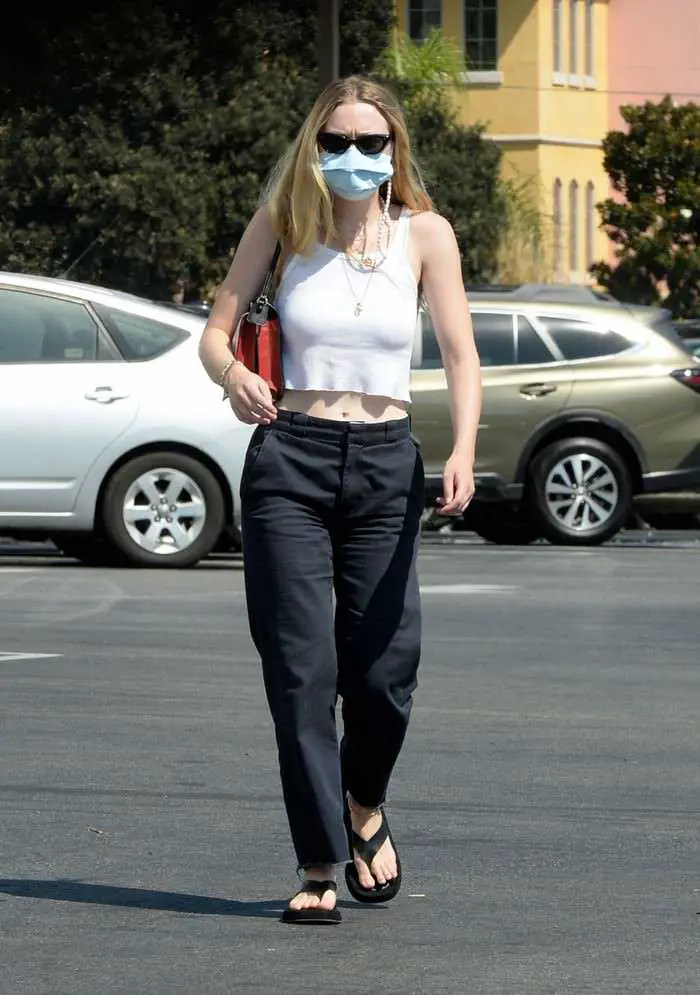 dakota fanning flashes her slim waist while grocery shopping at vons in burbank 4