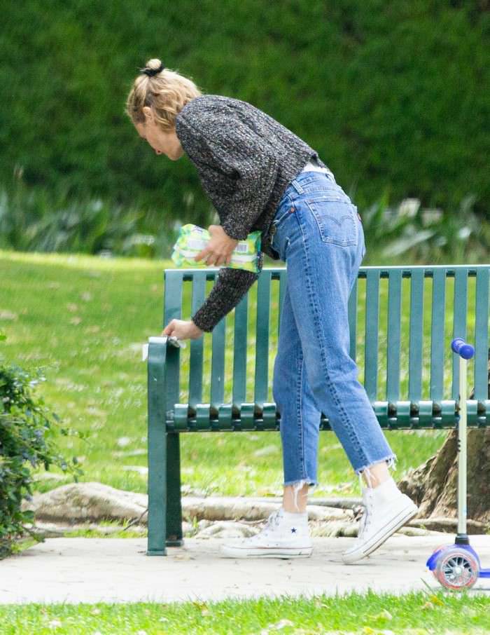 diane kruger disinfects a park bench in los angeles 3