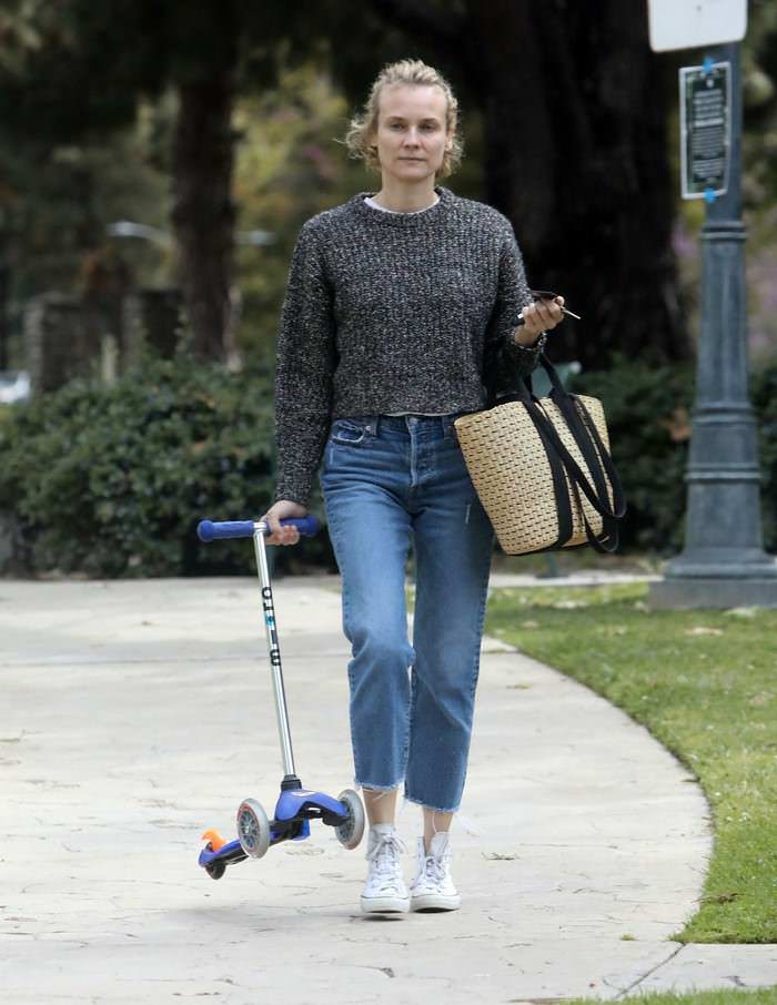 diane kruger disinfects a park bench in los angeles 4