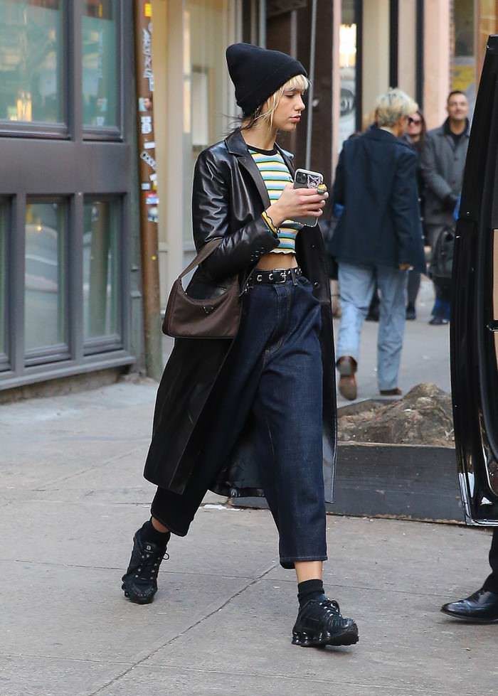 dua lipa casual in baggy blue jeans and black beanie hat in nyc 3