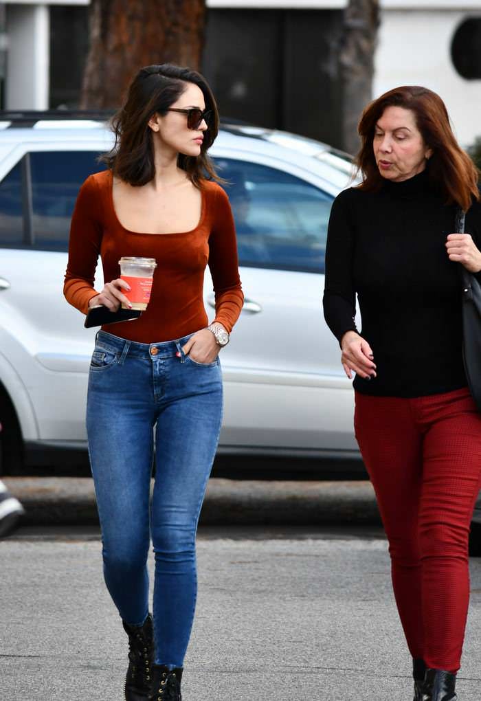 eiza gonzalez out on coffee date with her mother in la 3