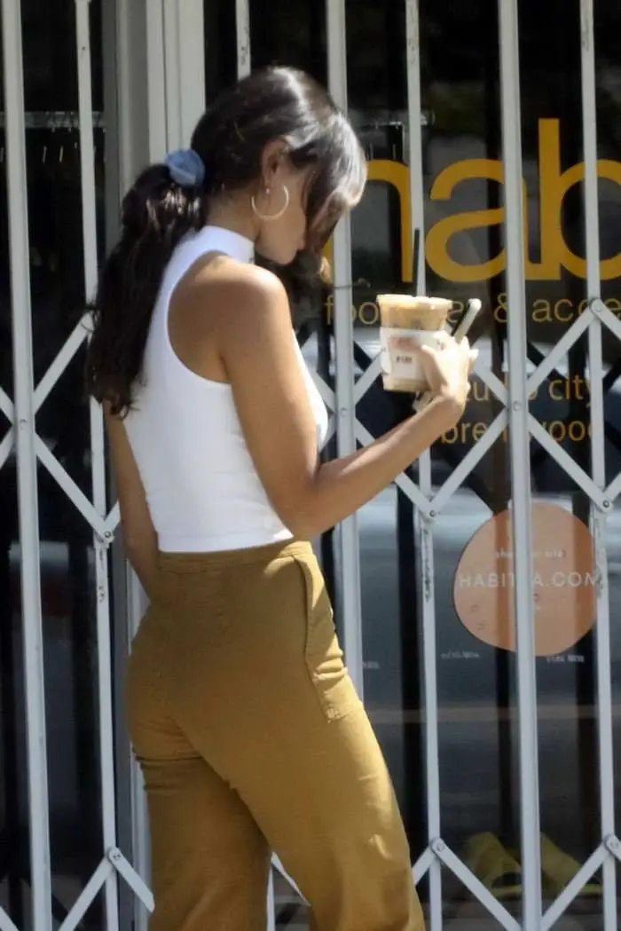 eiza gonzalez showcases her excellent shape while grabbing coffee 1