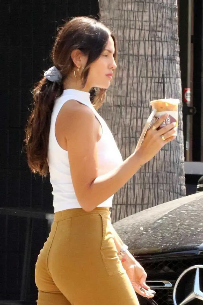 eiza gonzalez showcases her excellent shape while grabbing coffee 3