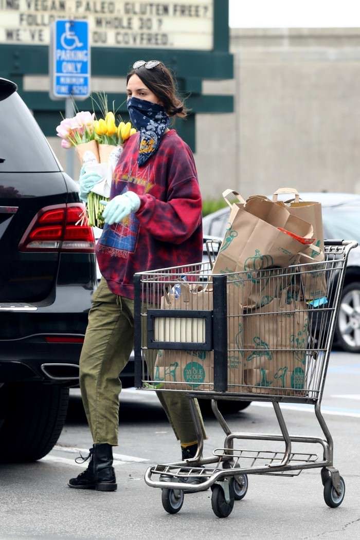 eiza gonzalez wearing a bandana while shopping at grocery store 1