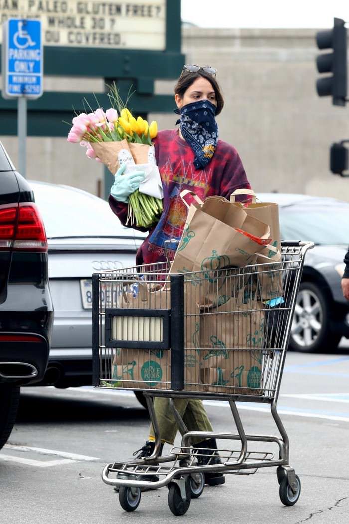 eiza gonzalez wearing a bandana while shopping at grocery store 2