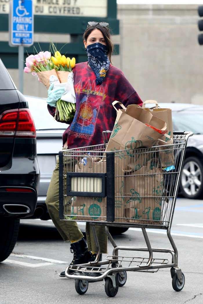 eiza gonzalez wearing a bandana while shopping at grocery store 3