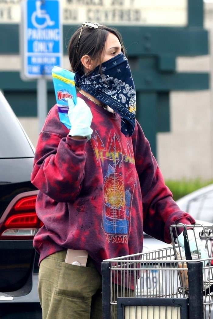 eiza gonzalez wearing a bandana while shopping at grocery store 4