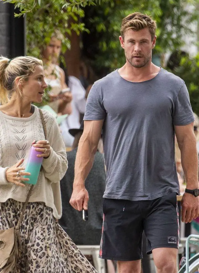 elsa pataky and chris hemsworth go barefoot at breakfast in bayleaf cafe 3