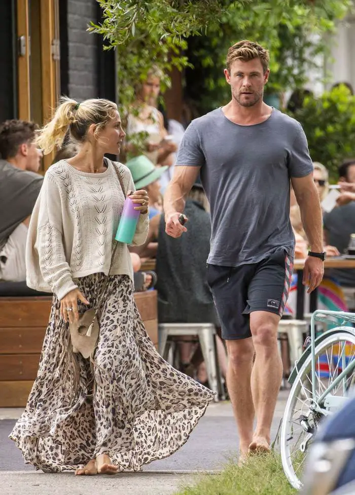 elsa pataky and chris hemsworth go barefoot at breakfast in bayleaf cafe 4
