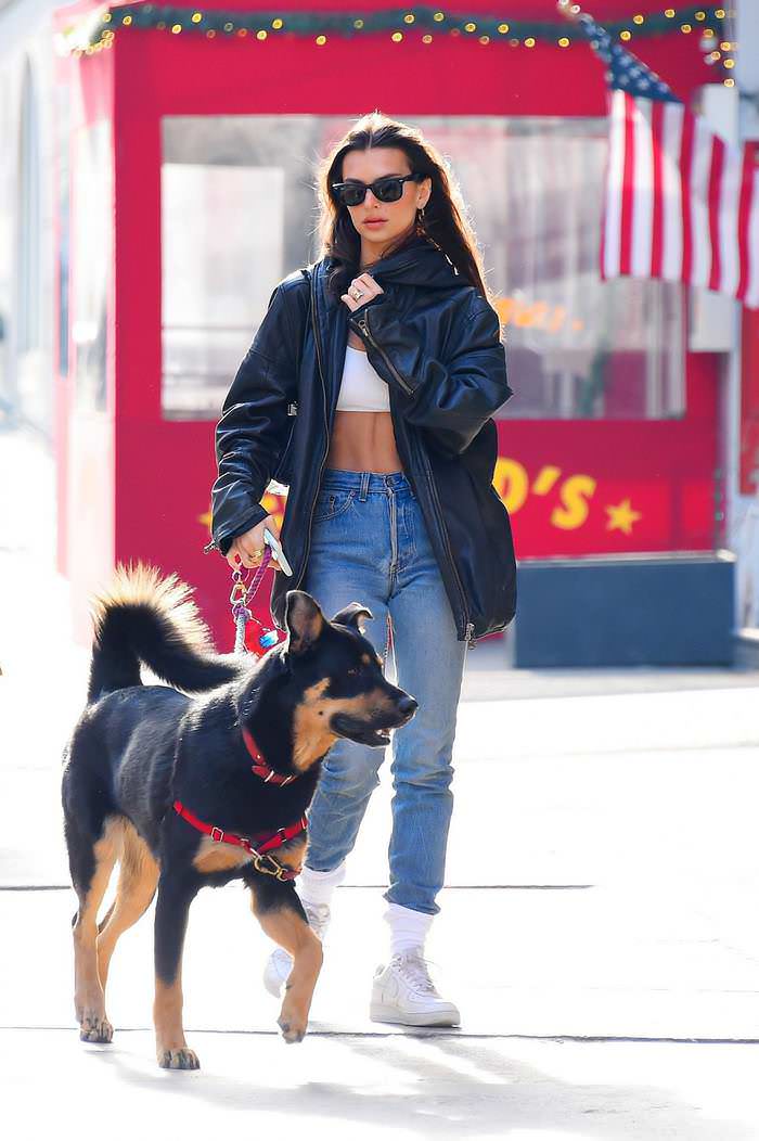 emily ratajkowski out with her dog colombo in new york 4