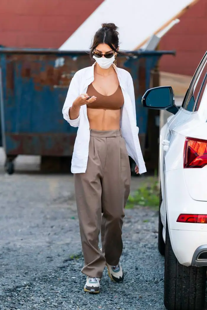 emily ratajkowski reveals her toned abs in a white shirt and bra top 3
