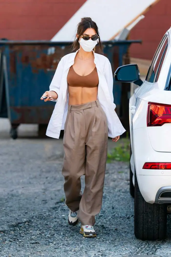 emily ratajkowski reveals her toned abs in a white shirt and bra top 4