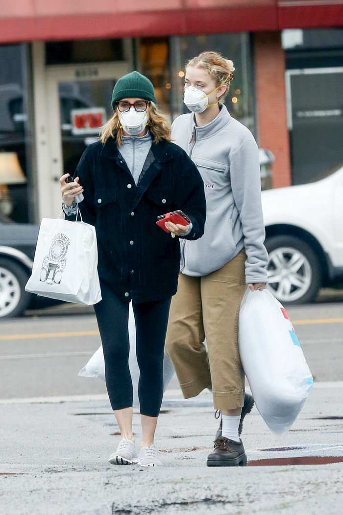 felicity huffman wears a surgical mask while shopping in la 1