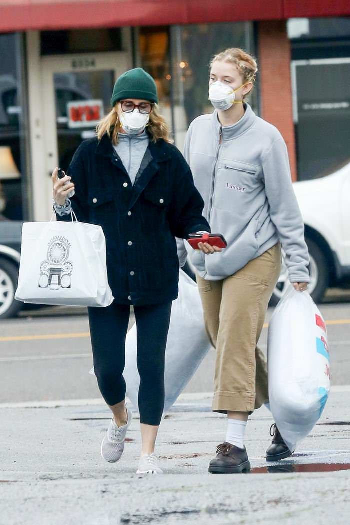 felicity huffman wears a surgical mask while shopping in la 2