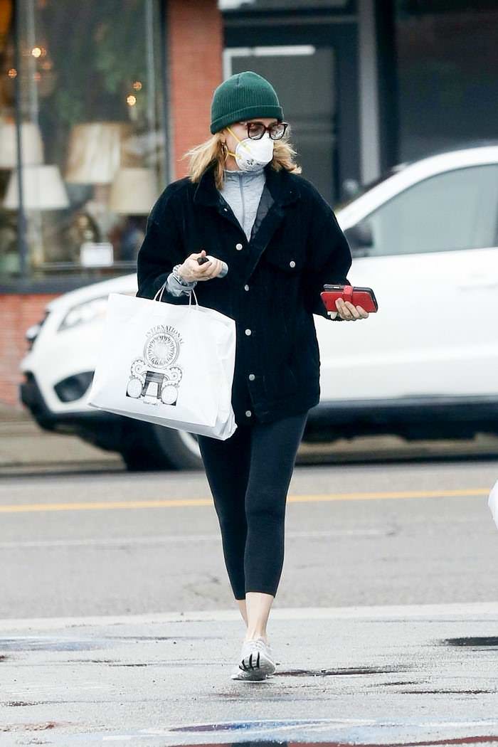 felicity huffman wears a surgical mask while shopping in la 3