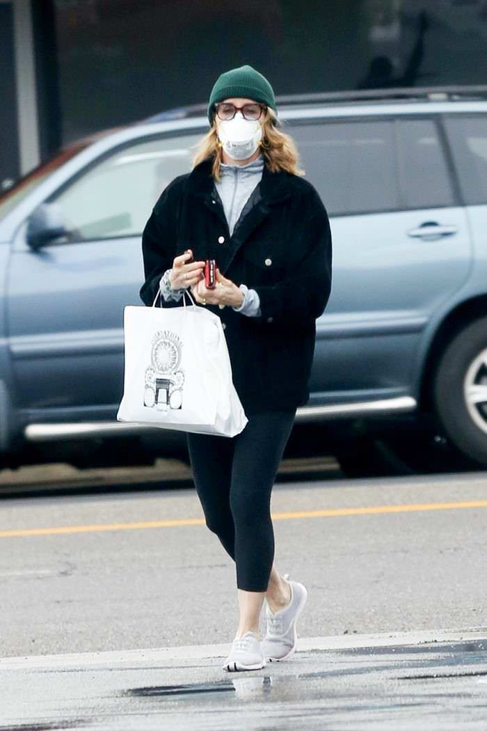 felicity huffman wears a surgical mask while shopping in la 4